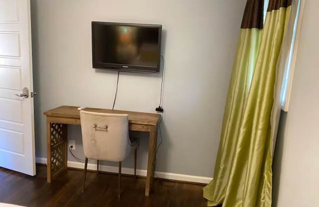 Room in 2 Bedroom Home at Janmar Dr Gallery 4