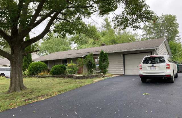 Charming 3-Bedroom Ranch for Rent – Updated Interior  Expansive Backyard in a Quiet Neighborhood! photos photos