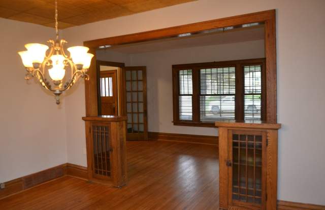 Historic Downtown Single Family Home for Rent! Claw foot tub and hardwood floors! Garage! Gallery 3