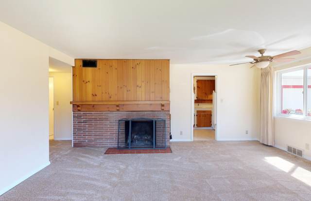 Cozy 2 Bedroom, 1 Bath Home in Burien Gallery 4