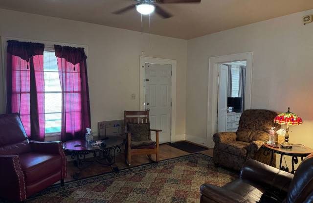 Cute 2 Bed 1 Bath Craftsman Home Gallery 4