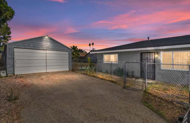 2 bedroom Duplex with Huge yard! photos photos