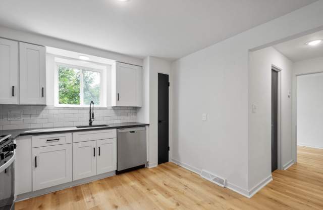 AVAILABLE LATE SEPTEMBER! UPDATED 2-BEDROOM IN CRAFTON! Gallery 3