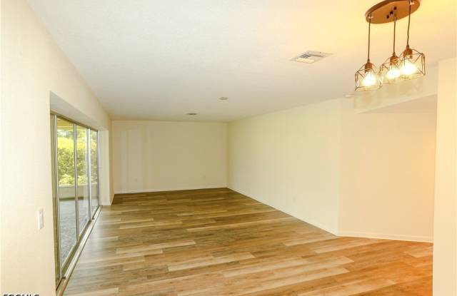 5654 Eichen Circle W Gallery 2