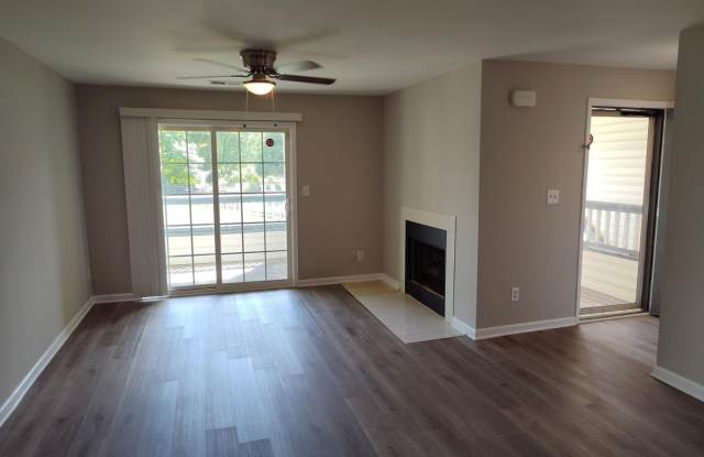 Beautiful 3 bedroom condo overlooking pool! Gallery 4