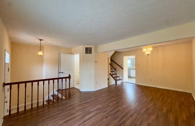 Charming 3BD/2.5BA Townhome with Large Backyard in Windsor Mill, MD! Gallery 4
