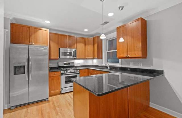830 W Roscoe - 830 West Roscoe Street, Chicago, IL 60657