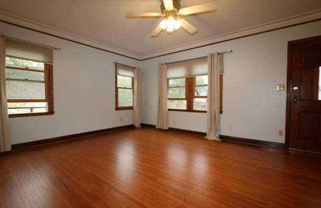 Near Hamline University, 6 Bdrm/3 Bath June 2027 Move In Gallery 4