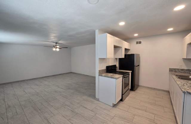 511 N Iroquois  Ave Gallery 1