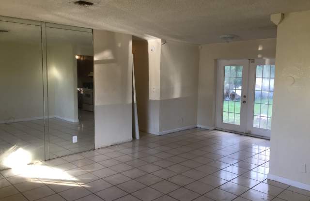 Large 3-1 house in the Manors  with big backyard and central air Gallery 4