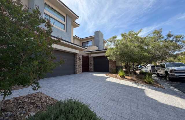 4 Bed, 4.5 Bath Summerlin Home in The Ridges with Resort-Style Backyard photos photos