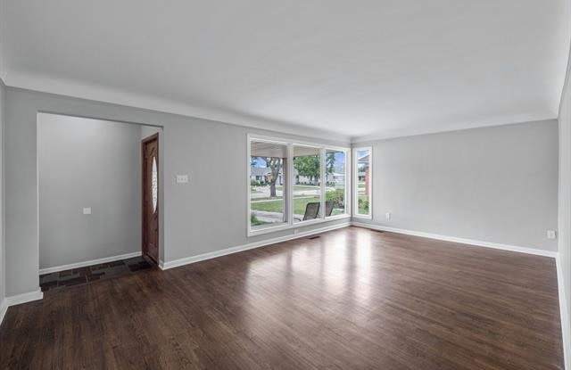 24800 TEMPLAR Avenue Gallery 4