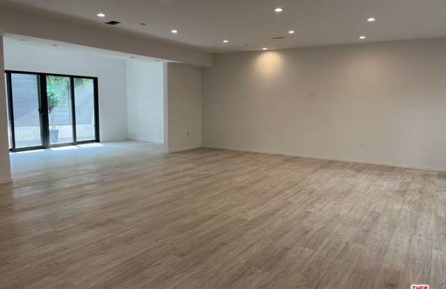 913 Hilldale Ave - 913 Hilldale Avenue, West Hollywood, CA 90069