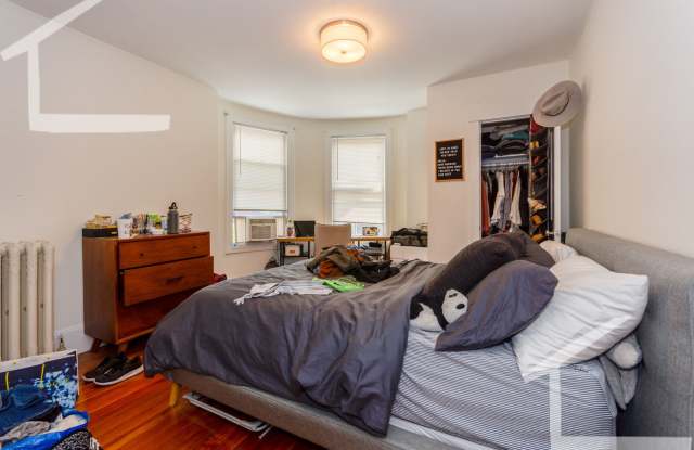 Nicely renovated 2 bed in Brookline. Gallery 4