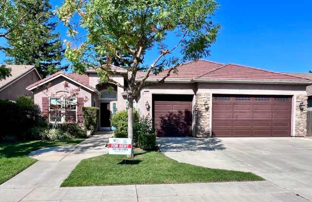 $2,495 Herndon  Spruce, 3 Bedroom House - Ciancetti Ave, Fresno / New Floors  Interior Paint - 7363 North Ciancetti Avenue, Fresno, CA 93722