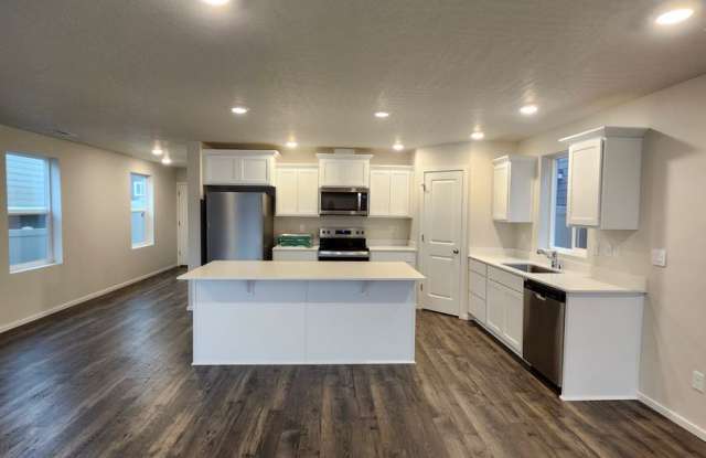 Experience style, comfort, and smart home technology! - 624 South Zeelar Street, Kennewick, WA 99336