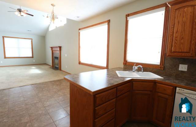 Large 3 Bedroom Townhome Gallery 4