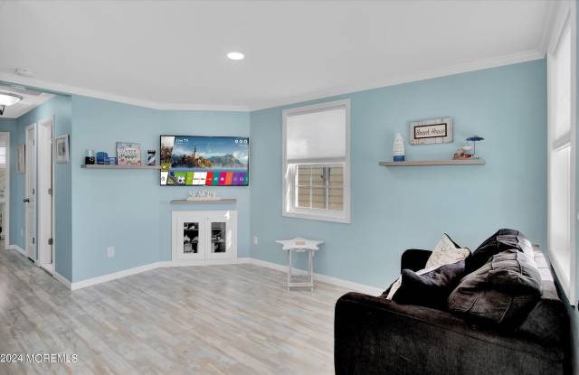 222 Hiering Avenue Gallery 3