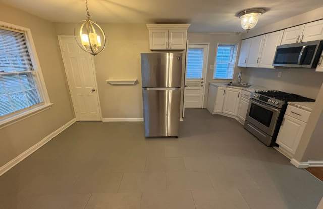 Charming, Updated 2 Bed/ 1 Bath Gallery 3