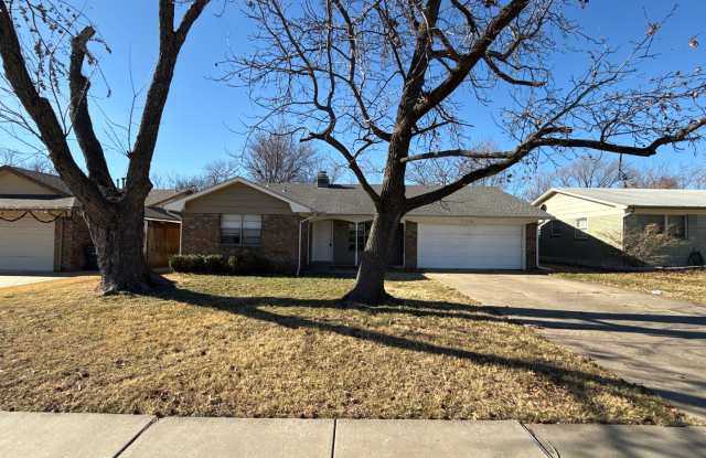 Start the year off in this charming 3 bed, 2 bath Broken Arrow home! photos photos
