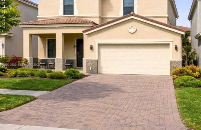 909 NE 193rd Ter photos photos