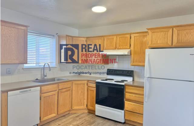 3 Bedroom 1.5 Bath Apartment - 1 car garage Gallery 3