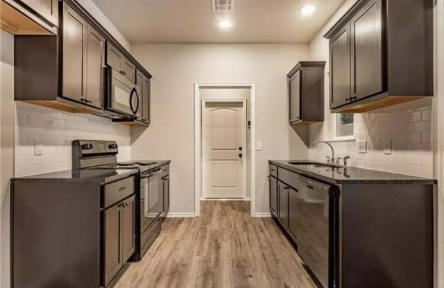 Free rent with a move in by 11/1!   Modern finishes, low traffic cul-de-sac, walking track, walk to downtown Edmond events! Gallery 4
