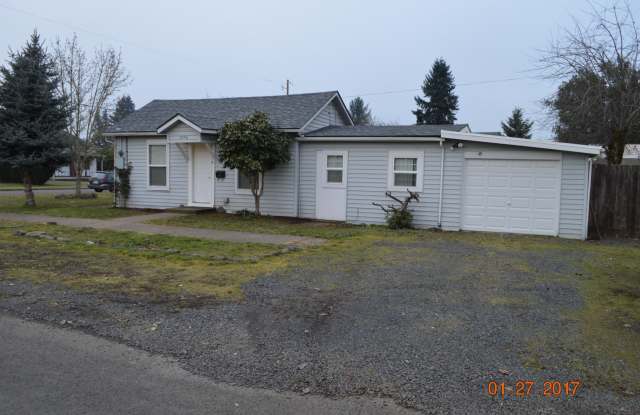 Charming 2-bedroom 2-bathroom with garage and large fenced yard! - 1096 South 6th Street, Lebanon, OR 97355