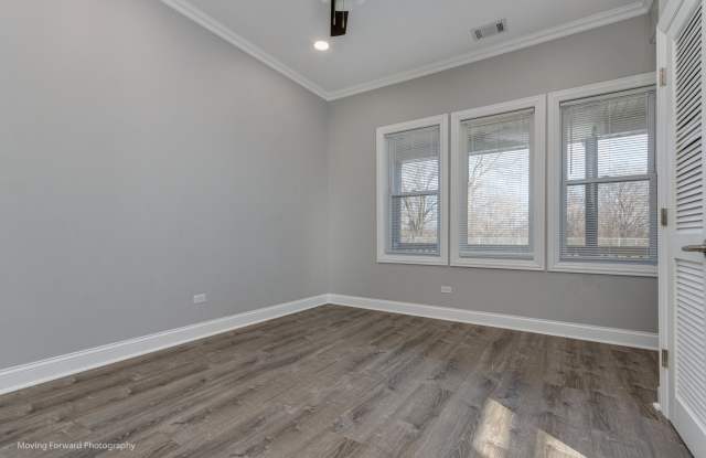8256 S Mackinaw Avenue Gallery 4
