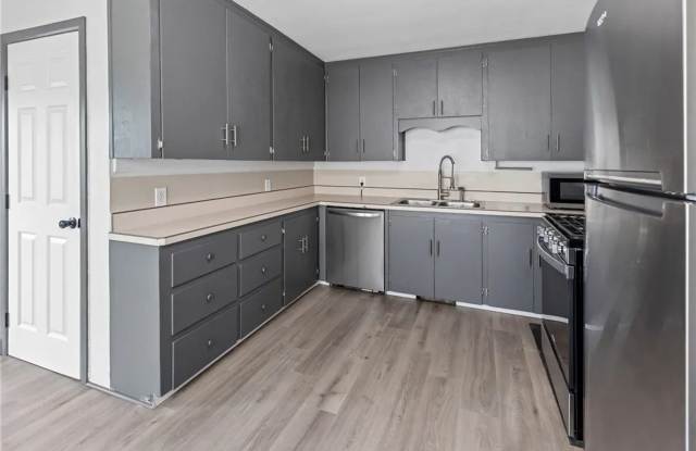 Charming 3-Bedroom Heights Home | Huge Fenced Yard + Garage! Gallery 3