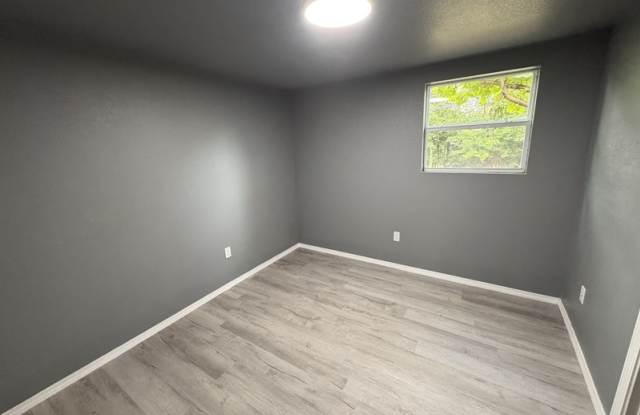 5724 North Frankfort Avenue Gallery 3