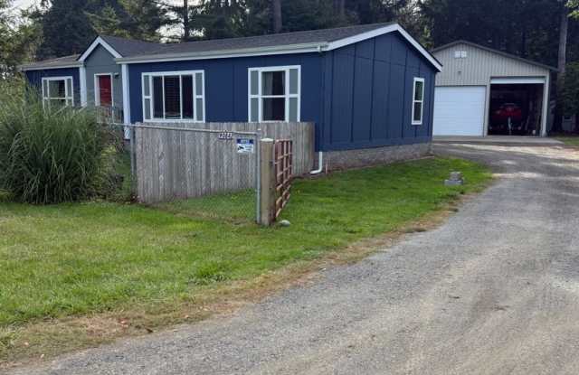 Spacious 3-Bedroom Home Near Charleston Marina with Fully Fenced Yard Gallery 3