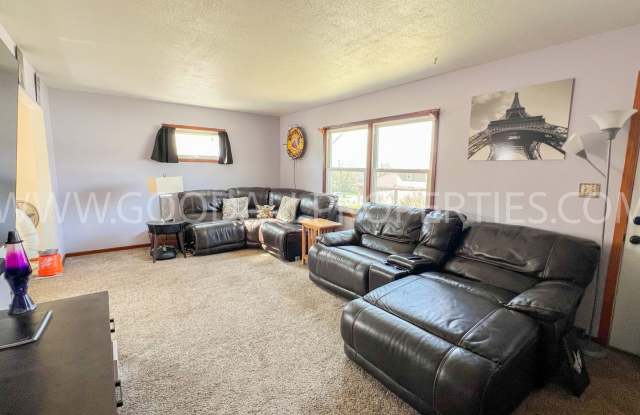 Price Reduction!! 4 bedroom home in Des Moines with a 2 car garage and fenced in backyard!!! Gallery 4