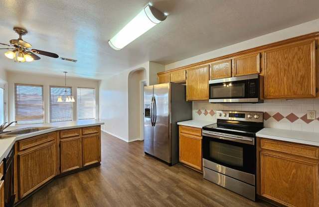 GREAT NEW PRICE  - INGROUND POOL & READY FOR IMMEDIATE MOVE-IN! Gallery 4
