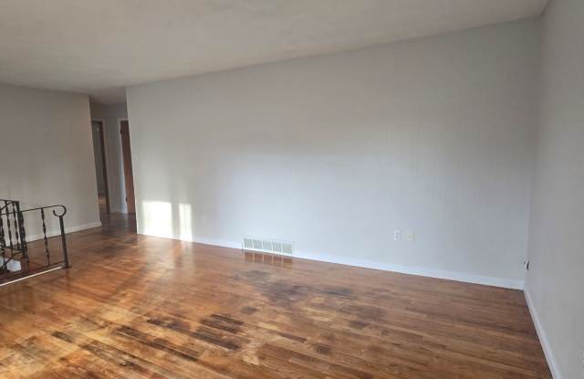 South Shores Reverse Bi Level Gallery 4