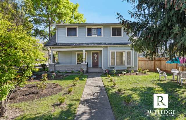 Vintage East Medford Living / Huge Private Front Porch photos photos