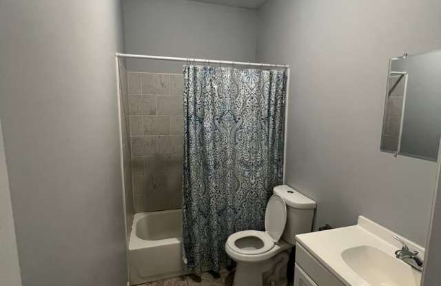 Spacious Three-Bedroom Apartment in the Russell Neighborhood Gallery 4