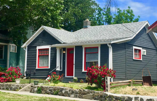 Charming Lower North Hill Home - 312 Northwest 7th Street, Pendleton, OR 97801