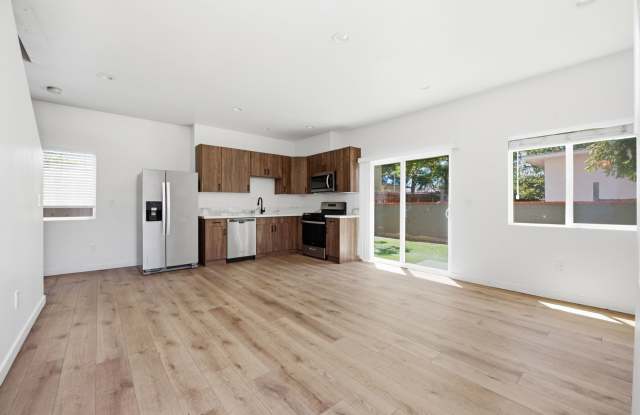 Private turfed yard! Gallery 1