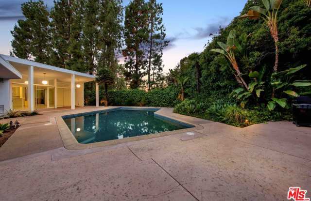 2335 San Ysidro Dr Gallery 2