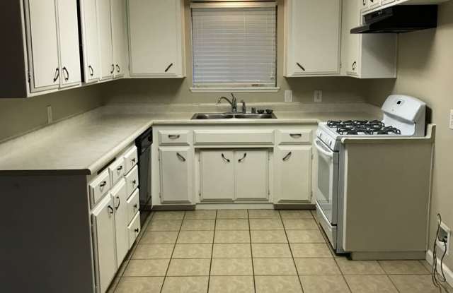 3 bed/2 ba house - E Marysville Gallery 3