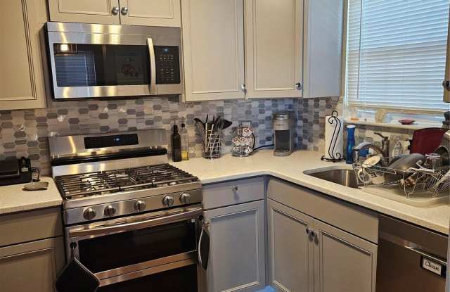 20 Lexington Hill unit: 10 photos photos 20 Lexington Hill unit: 10 photos photos