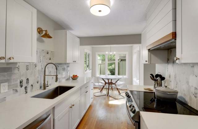 Spacious 2 Bed 2 Bath Townhouse in Plymouth! photos photos