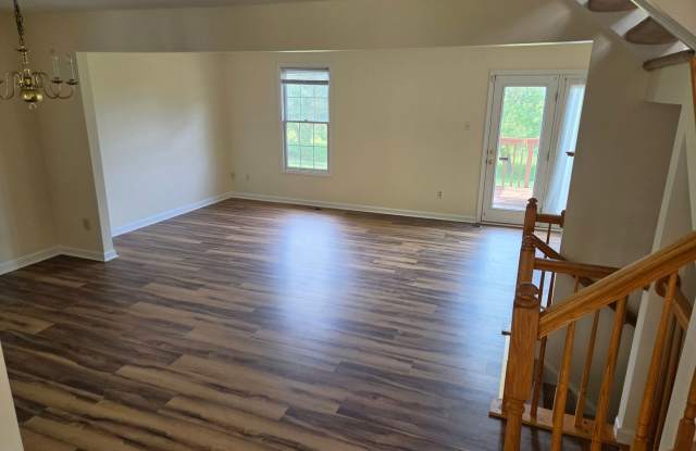 3 Bedroom 1 1/2 Bath Townhouse Gallery 4