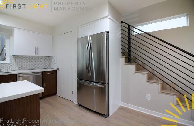4924 Laurel Canyon Boulevard - 4922 Gallery 4