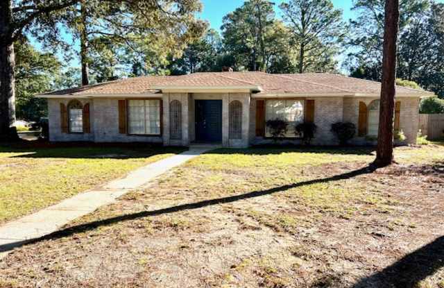 Corner lot in Huntleigh Woods - 501 Huntleigh Way, Mobile, AL 36608