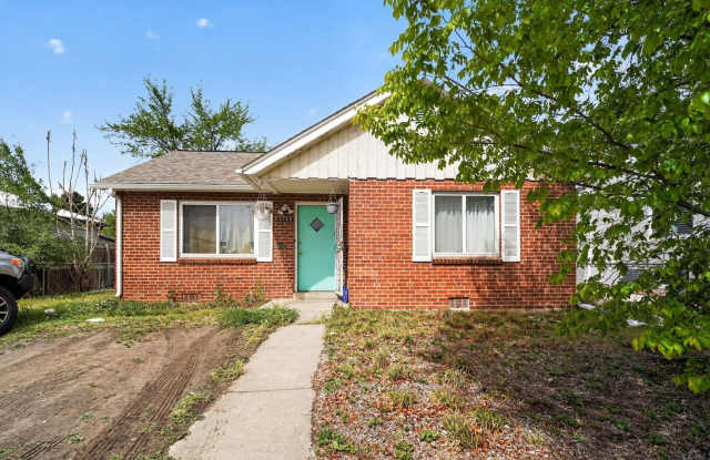Charming 2BR House in Denver Gallery 1