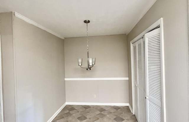 300 Springdale Drive Gallery 4