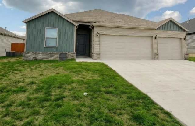 4 Bedroom, 2 Bath, 3 Car Garage, HOA Swimming Pool - Republic Mo. Gallery 1