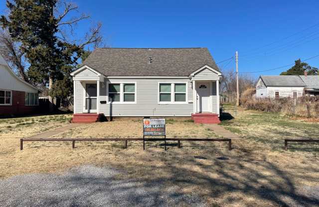 1 bed 1 bath duplex nestled in Chickasha Oklahoma! large yard, laundry connections, NEWLY REMODELED! photos photos